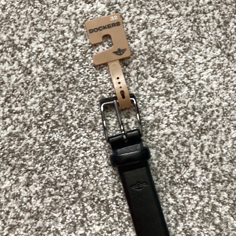 NWT Size 32 Dockers Black Leather Belt With Silver Colored Buckle
